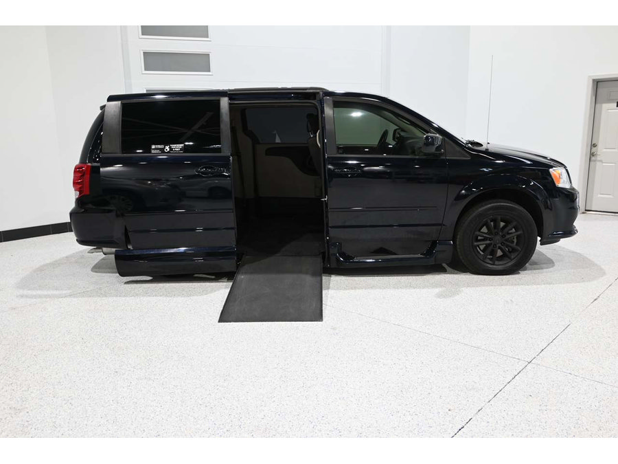 Used 2015 Dodge Grand Caravan SXT FWD image 17