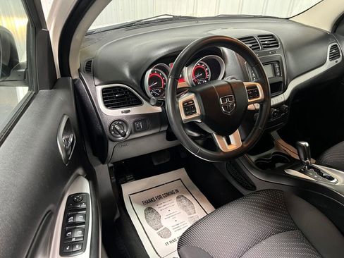 Used 2017 Dodge Journey SXT w/ Comfort/Convenience Group image 2