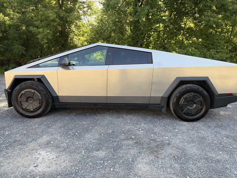 Used 2024 Tesla Cybertruck AWD Crew Cab image 8
