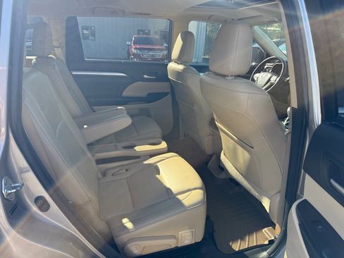 Used 2014 Toyota Highlander XLE image 17