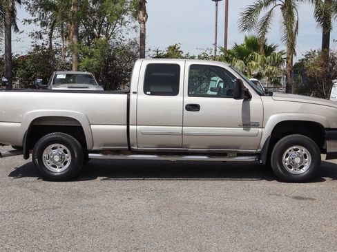 Used 2006 Chevrolet Silverado 2500 LT w/ Heavy-Duty Power Package image 13