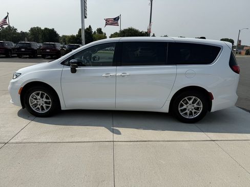 Used 2026 Chrysler Pacifica Select FWD image 5