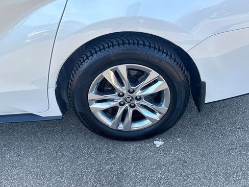 Used 2023 Toyota Sienna Limited image 45