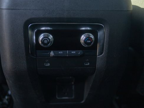 Used 2023 GMC Yukon XL SLE image 16