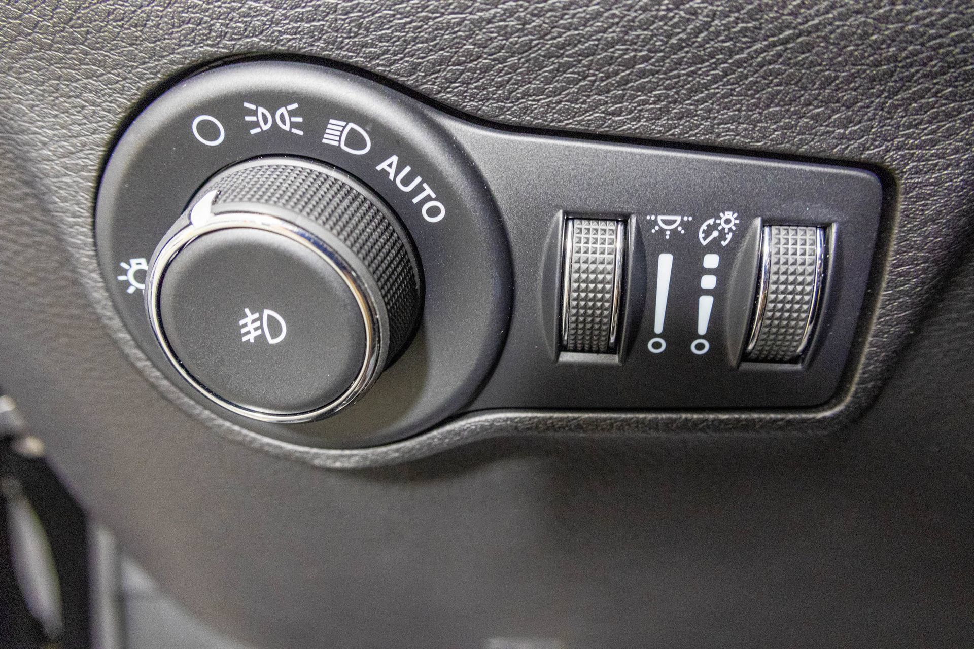 Used 2023 Jeep Compass Latitude w/ Convenience Group AWD/4WD image 35