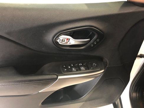 Used 2019 Jeep Cherokee Limited image 6