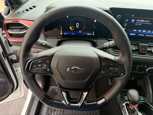 Used 2025 Chevrolet TrailBlazer RS w/ Convenience Package FWD image 2