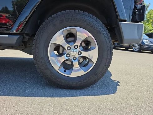 Used 2017 Jeep Wrangler Unlimited Sahara AWD/4WD image 11