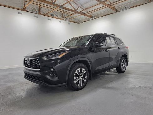 Used 2021 Toyota Highlander XLE image 4