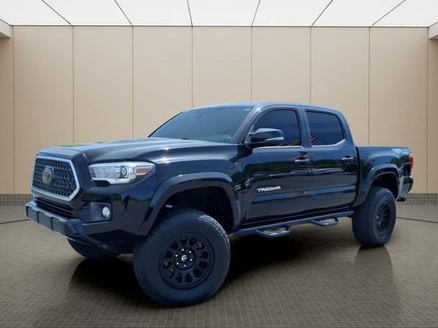 Used 2018 Toyota Tacoma TRD Sport AWD/4WD image 2