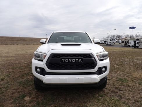Used 2017 Toyota Tacoma TRD Sport w/ Tow Package image 3