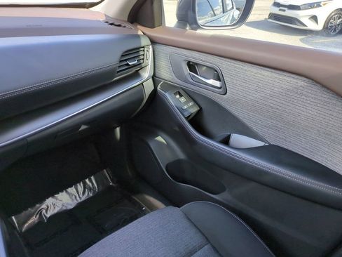 Certified 2023 Nissan Rogue SV image 17