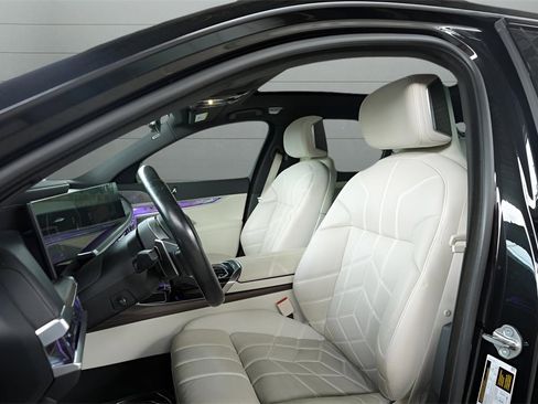 Used 2023 BMW 760i xDrive w/ Executive Package image 2