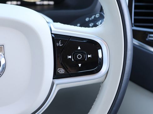 Used 2022 Volvo XC90 T6 Momentum w/ Advanced Package image 21