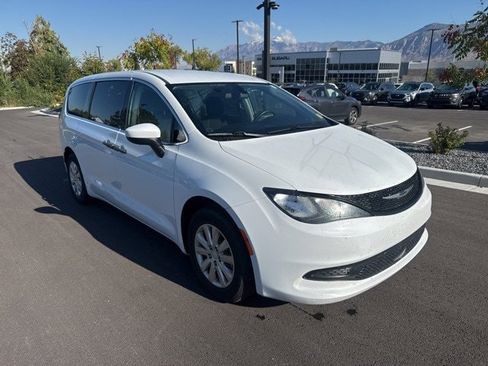 Used 2021 Chrysler Voyager L image 1