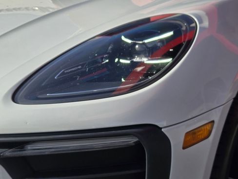 Used 2022 Porsche Macan Base image 16