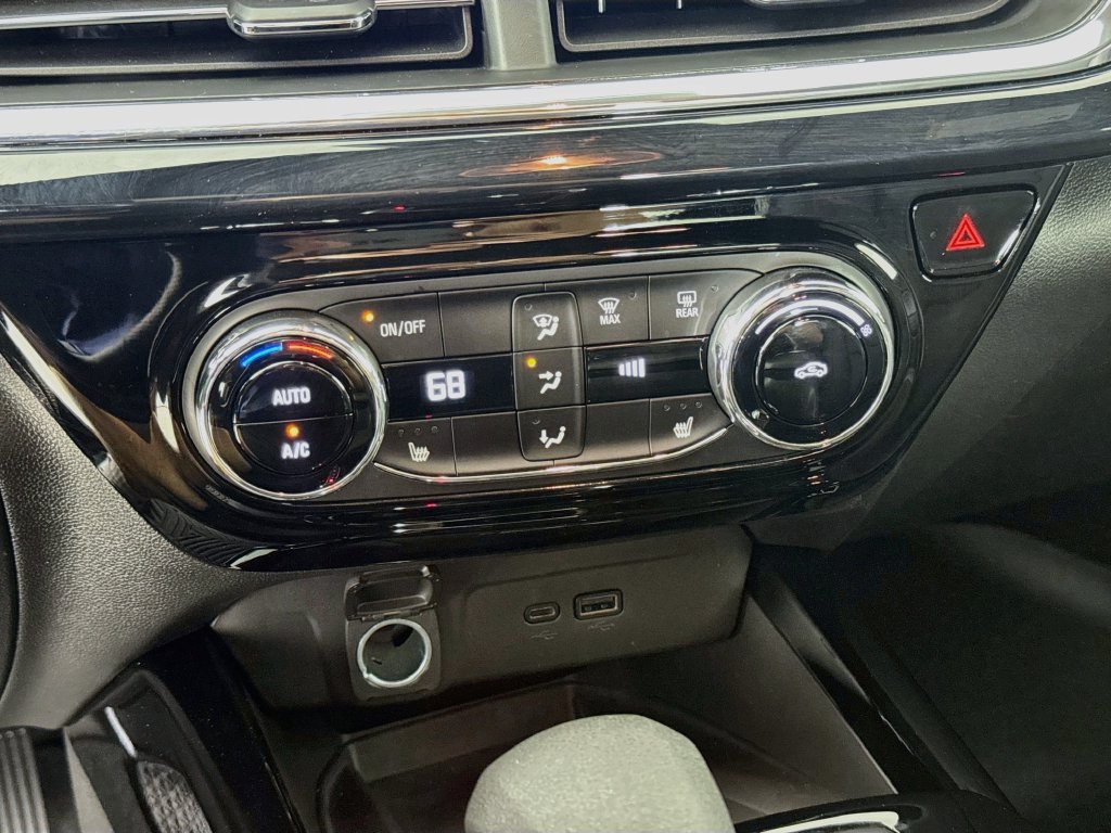 Used 2025 Chevrolet Trax RS w/ Sunroof Package FWD image 18