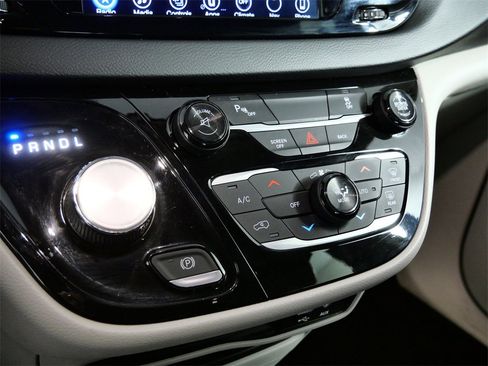 Used 2017 Chrysler Pacifica Touring-L w/ Tire & Wheel Group image 22