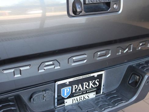 Used 2016 Toyota Tacoma Limited w/ Towing Package AWD/4WD image 40