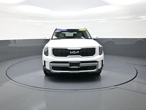 Used 2024 Kia Telluride EX w/ EX Captain's Chair Package image 8