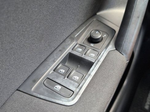 Used 2021 Volkswagen Tiguan S image 40