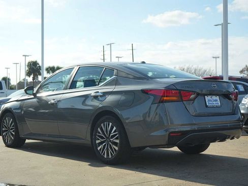 Used 2024 Nissan Altima 2.5 SV image 4