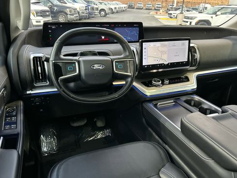 Certified 2025 Ford Expedition Max Platinum image 27