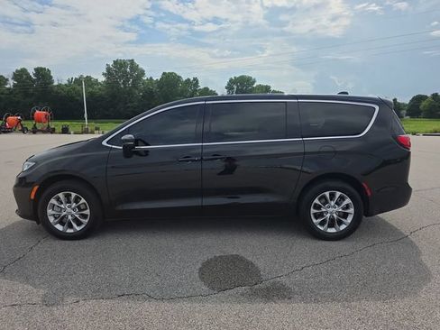 Used 2024 Chrysler Pacifica Touring-L AWD/4WD image 10