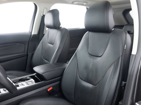Used 2019 Ford Edge Titanium w/ Equipment Group 301A AWD/4WD image 22
