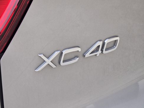 Used 2025 Volvo XC40 B5 Core w/ Protection Package image 19