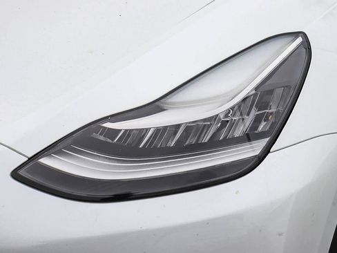 Used 2022 Tesla Model Y Long Range AWD/4WD image 2