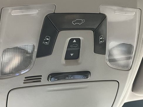 Used 2017 Toyota Sienna XLE Premium image 28