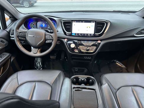 Used 2024 Chrysler Pacifica Limited image 11