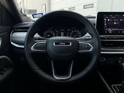 Used 2025 Jeep Compass Latitude image 33