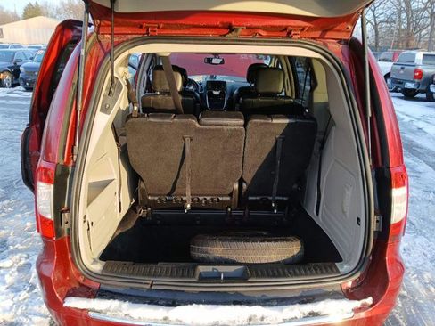 Used 2013 Chrysler Town & Country Touring-L image 12