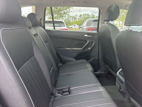 Used 2023 Volkswagen Tiguan SE w/ Panoramic Sunroof Package image 19