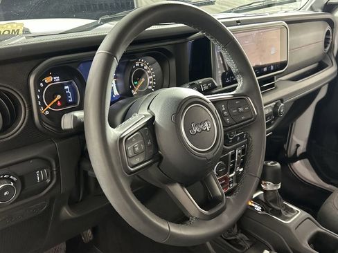 Used 2025 Jeep Wrangler Unlimited Rubicon image 12
