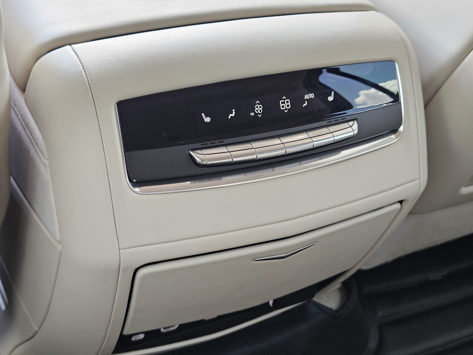 Used 2022 Cadillac Escalade Premium Luxury Platinum AWD/4WD image 19