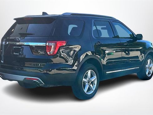 Used 2017 Ford Explorer XLT w/ Equipment Group 202A image 5