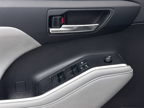 Used 2022 Toyota Highlander XLE FWD image 30