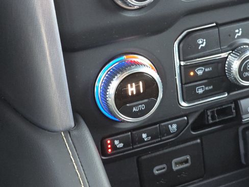 Used 2024 GMC Yukon SLT image 29