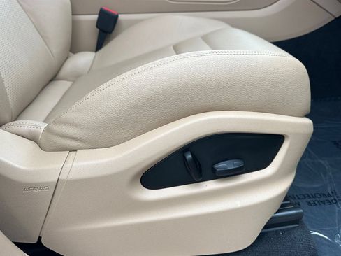 Used 2023 Porsche Cayenne AWD/4WD image 22