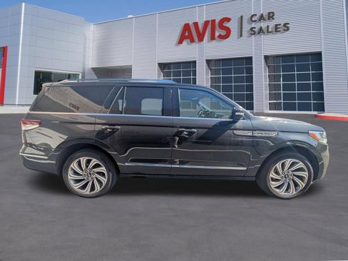 Used 2023 Lincoln Navigator Reserve AWD/4WD image 5
