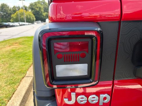 Used 2022 Jeep Wrangler Rubicon AWD/4WD image 8