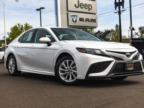 Used 2024 Toyota Camry SE image 1