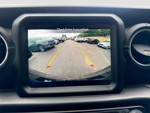 Used 2021 Jeep Wrangler Unlimited Sahara w/ Cold Weather Group AWD/4WD image 15