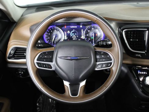 Used 2017 Chrysler Pacifica Limited w/ UConnect Theater Package FWD image 9