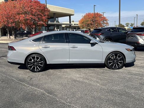 Used 2024 Honda Accord Touring image 2