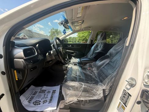 Used 2017 Kia Sorento LX w/ LX Convenience Package image 9