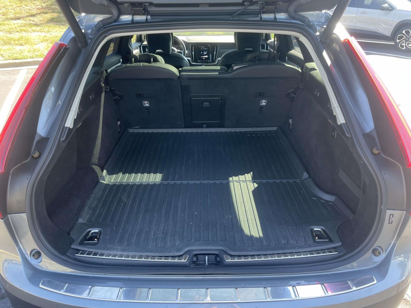 Used 2020 Volvo V90 T6 Cross Country w/ Protection Package Premier AWD/4WD image 8